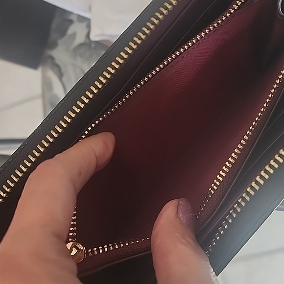 Like New Chanel leather long Wallet. Full inclusion dustbag, Box, auth card, bag - Picture 9 of 13